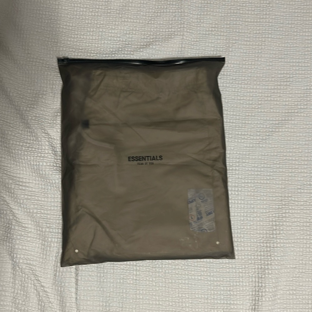 FEAR OF GOD ESSENTIALS
NYLON ESSENTIALS PANTS XXL
EGG SHELL
BRAND NEW W/ TAGS